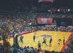 中国体彩网官方首页|浓眉赛后与阿德巴约温情相拥，飞吻致意点燃热火主场激情